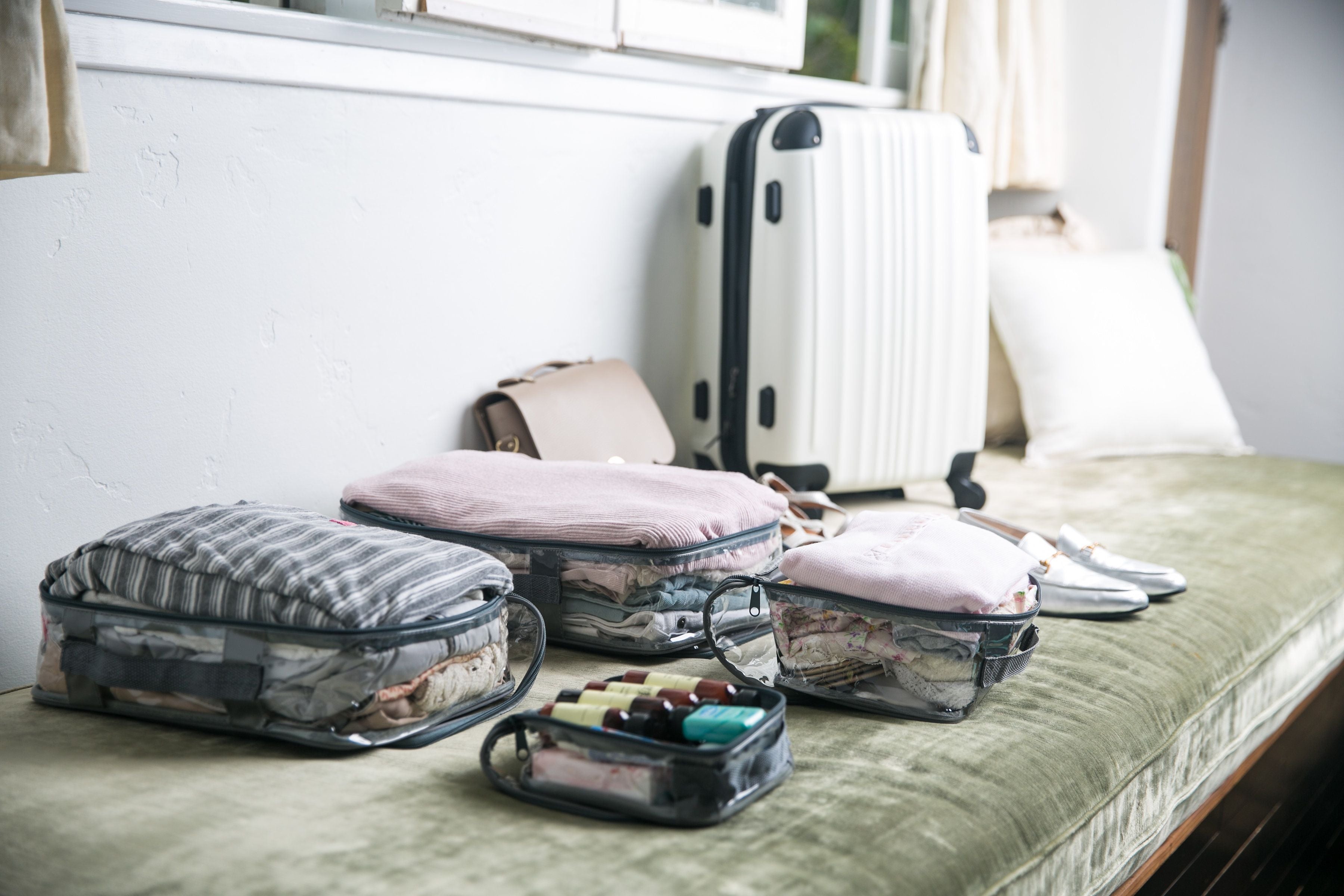 Starter set packing cubes and carry on suitcase