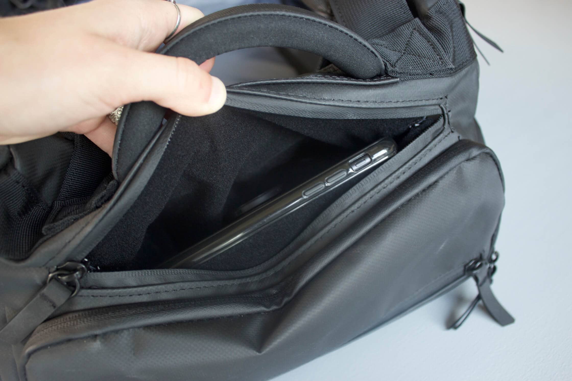 NOMATIC Travel Bag Felt-Lined Easy Access Pocket