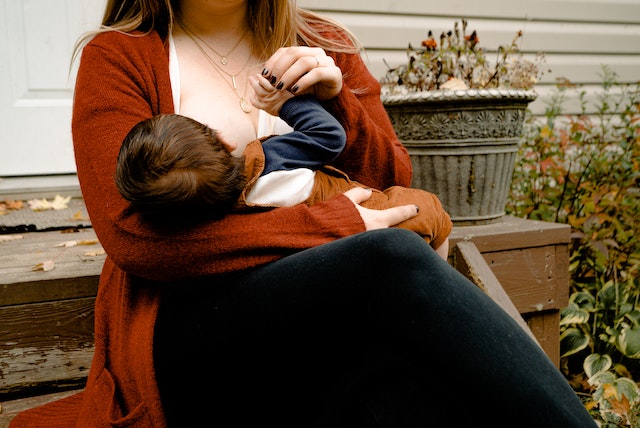 Formula vs. Breastfeeding: Which one is better?