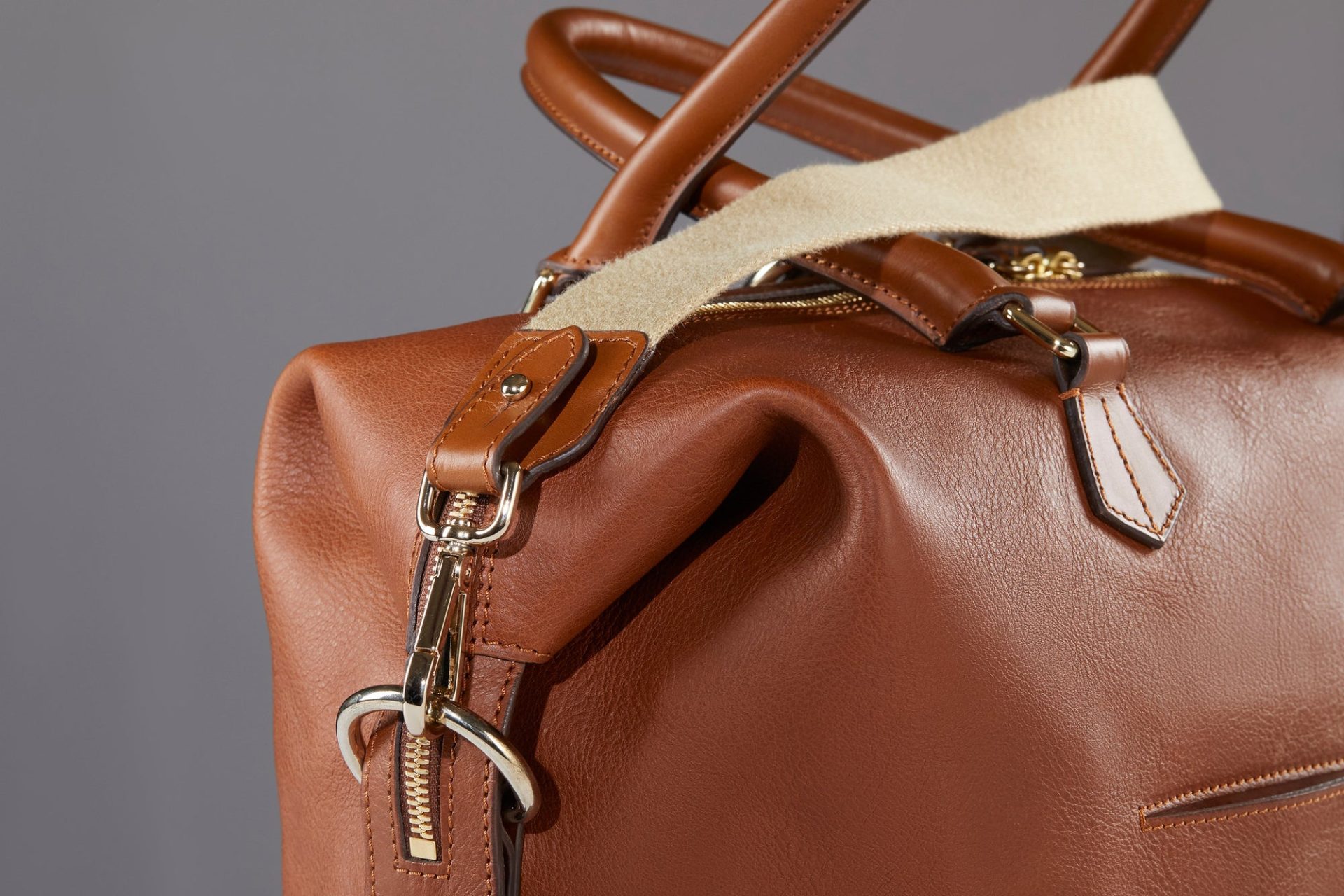 What Are the Differences Between Vegetable Tanned Leather and Vegan Leather