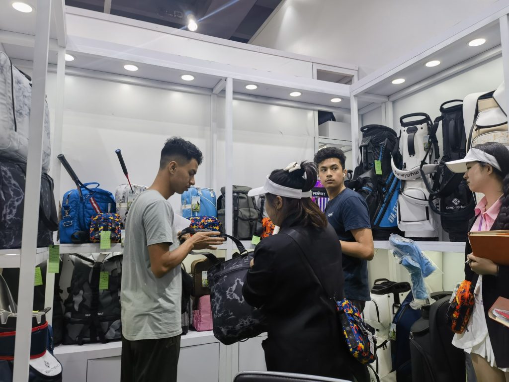showcase duffel bags for overseas customers