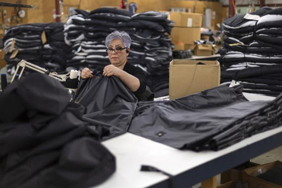 JUNYUAN BAGS factory workers sewing and assembling custom golf bags in SGS-verified 4,950 sqm affiliated manufacturing facility